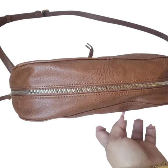 Urban Expressions Elegant Brown Leather Shoulder Bag - Picture 4 of 11